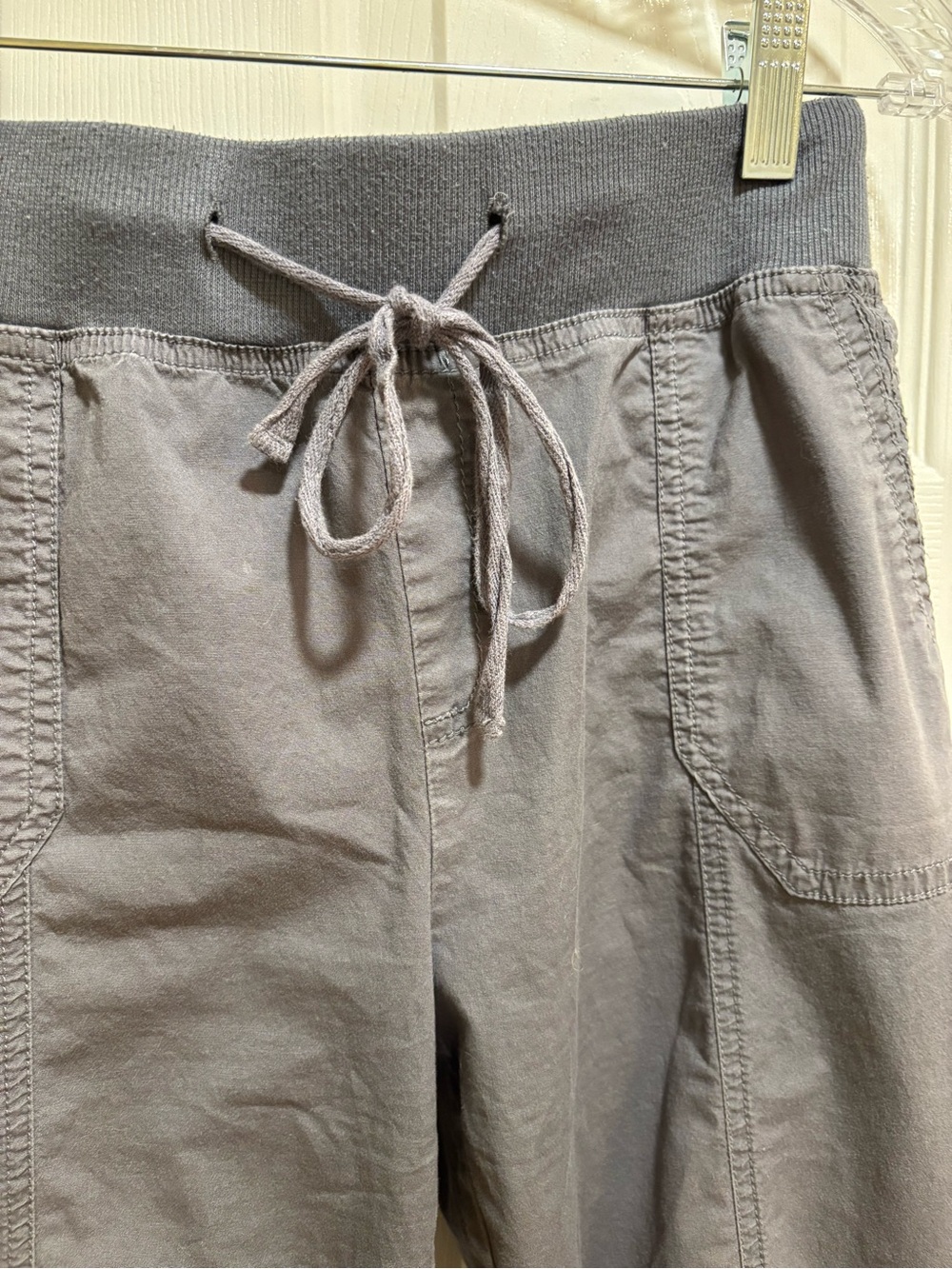 Ankle-Length Gray Drawstring Crops